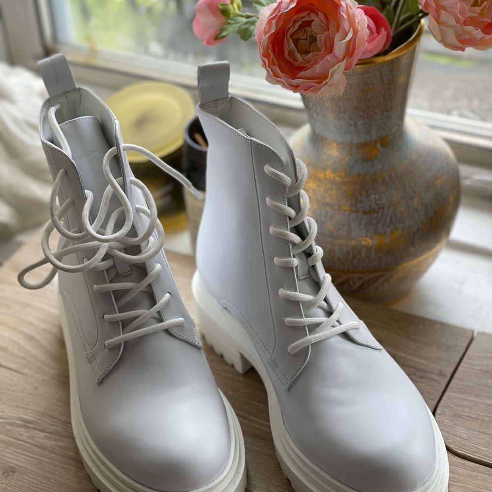 Brand name: Kachorovska, White Smooth Leather Boot NEW
Size 39 Euro, 8.5 US